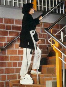 Frau mit Treppenboy auf enger Treppe